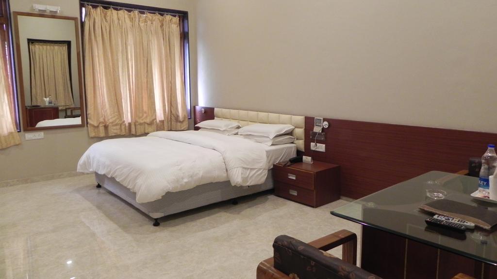 Hotel Aram Jamnagar Room photo