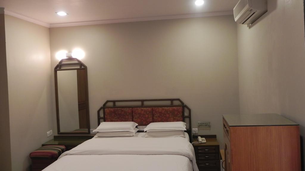 Hotel Aram Jamnagar Room photo