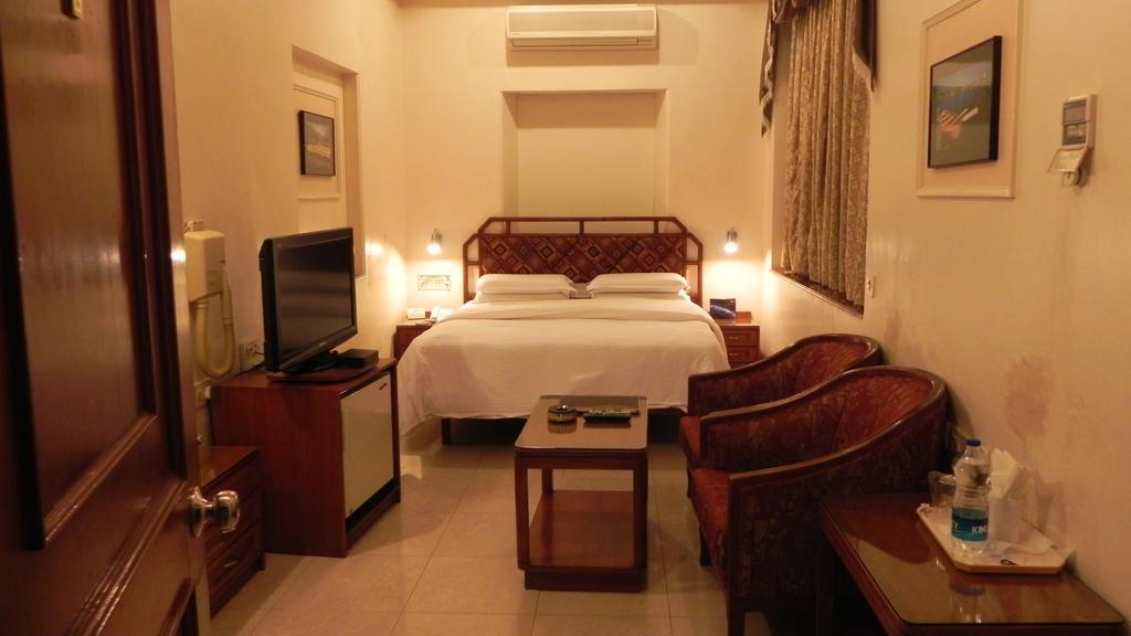 Hotel Aram Jamnagar Room photo