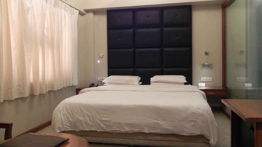 Hotel Aram Jamnagar Room photo